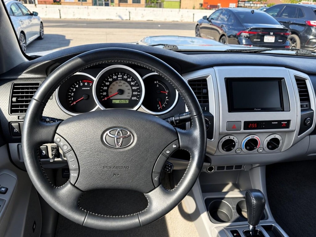 Toyota Tacoma Vehicle Full-screen Gallery Image 16