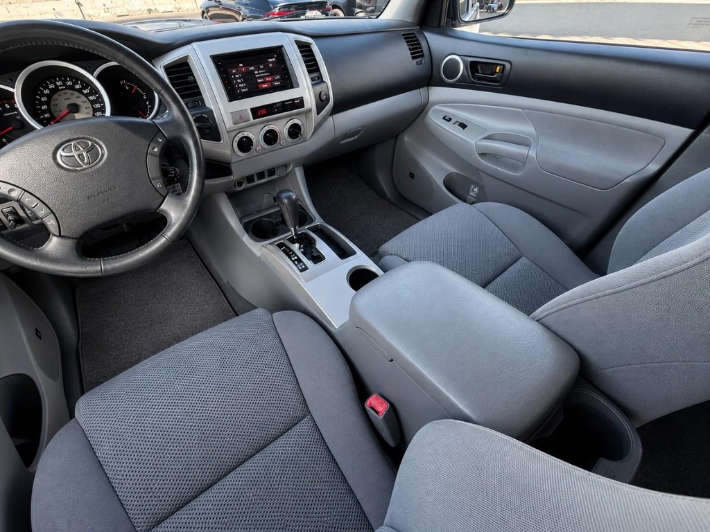 Toyota Tacoma Vehicle Full-screen Gallery Image 17