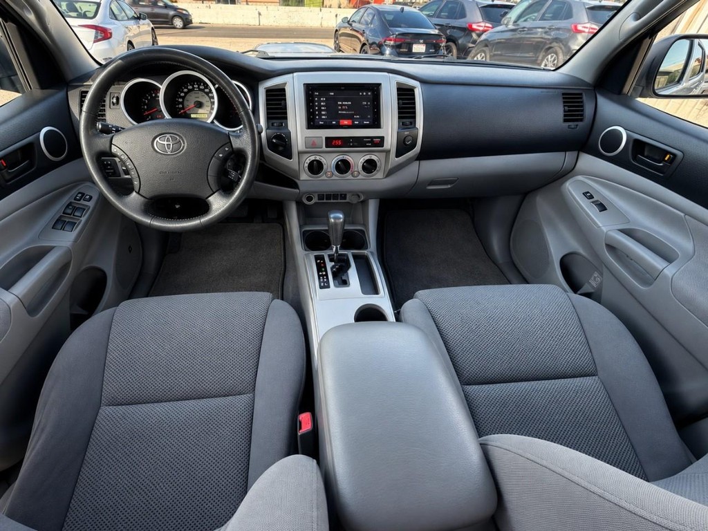 Toyota Tacoma Vehicle Full-screen Gallery Image 18