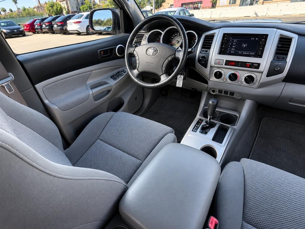 Toyota Tacoma Vehicle Full-screen Gallery Image 19