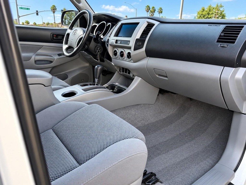 Toyota Tacoma Vehicle Full-screen Gallery Image 20
