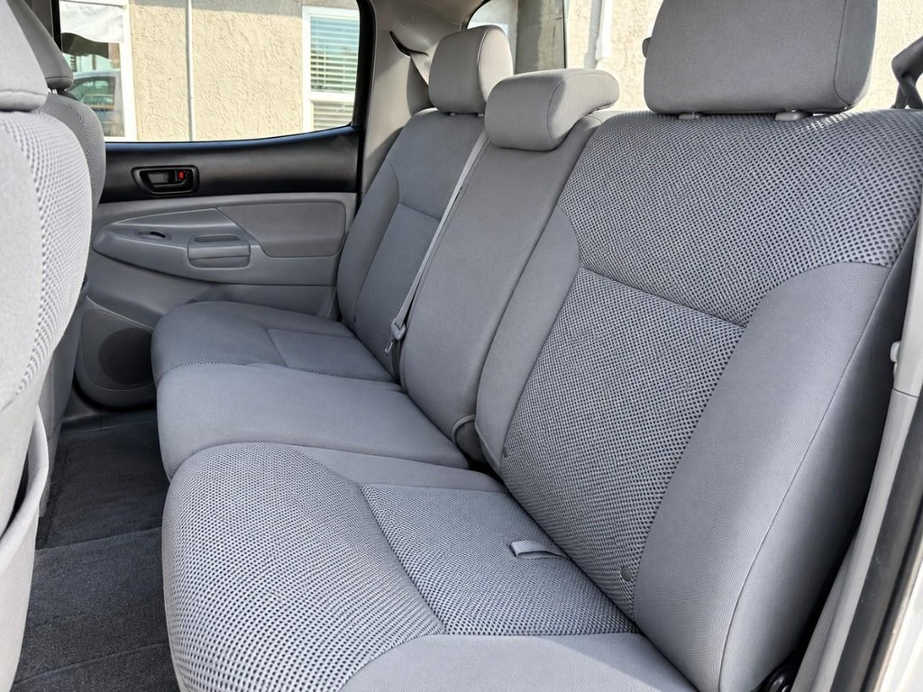 Toyota Tacoma Vehicle Full-screen Gallery Image 21