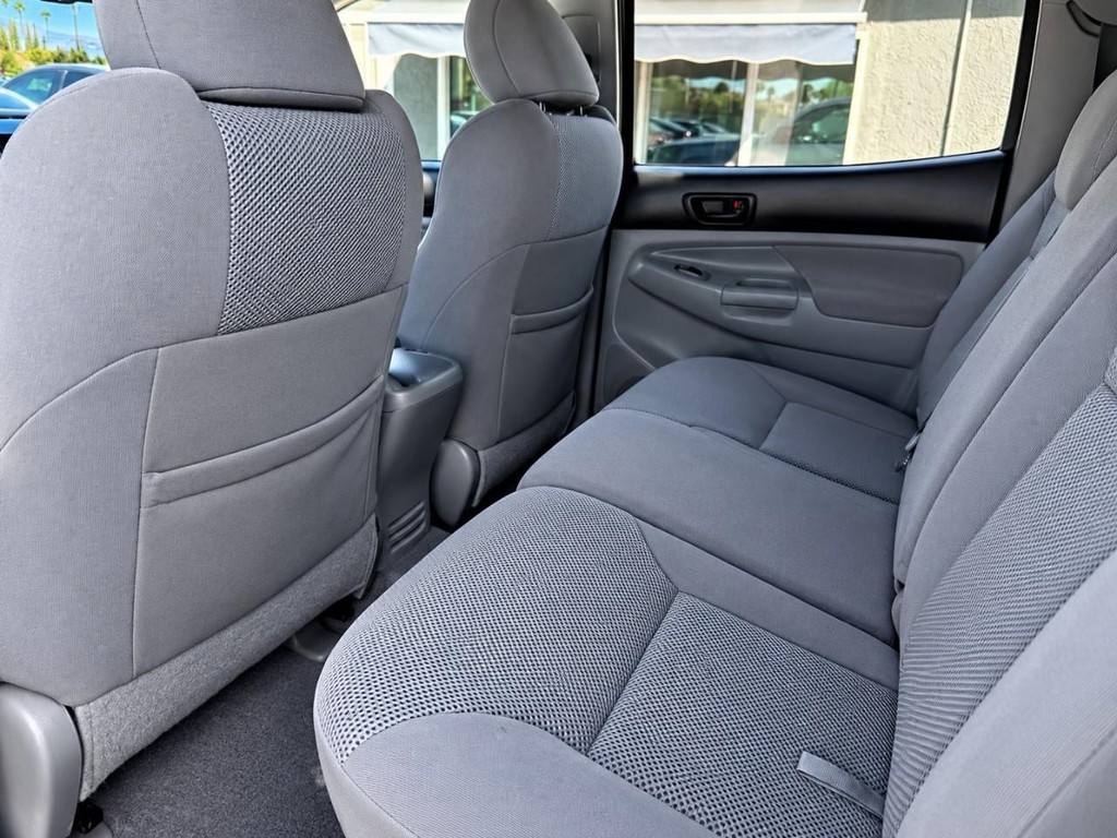 Toyota Tacoma Vehicle Full-screen Gallery Image 22