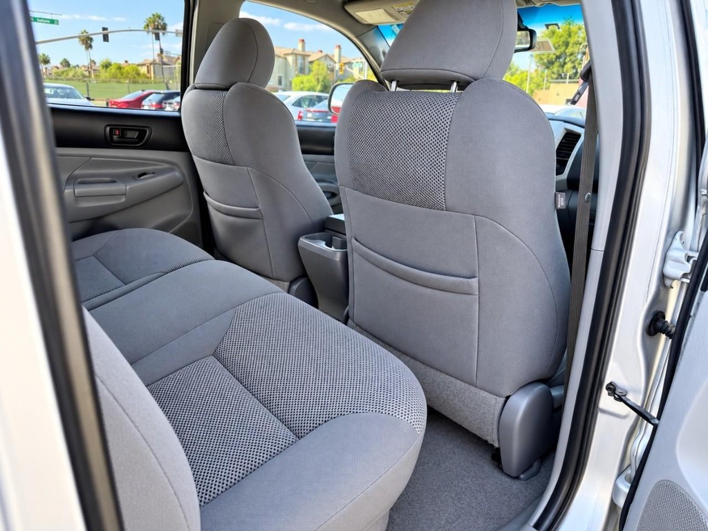 Toyota Tacoma Vehicle Full-screen Gallery Image 23