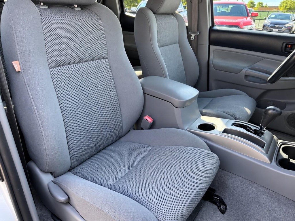 Toyota Tacoma Vehicle Full-screen Gallery Image 24