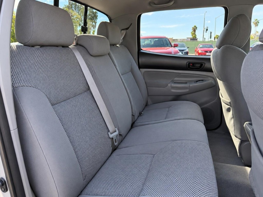 Toyota Tacoma Vehicle Full-screen Gallery Image 25