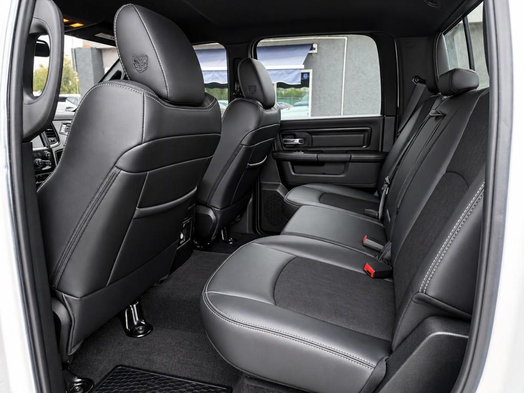 Ram 1500 Vehicle Full-screen Gallery Image 22