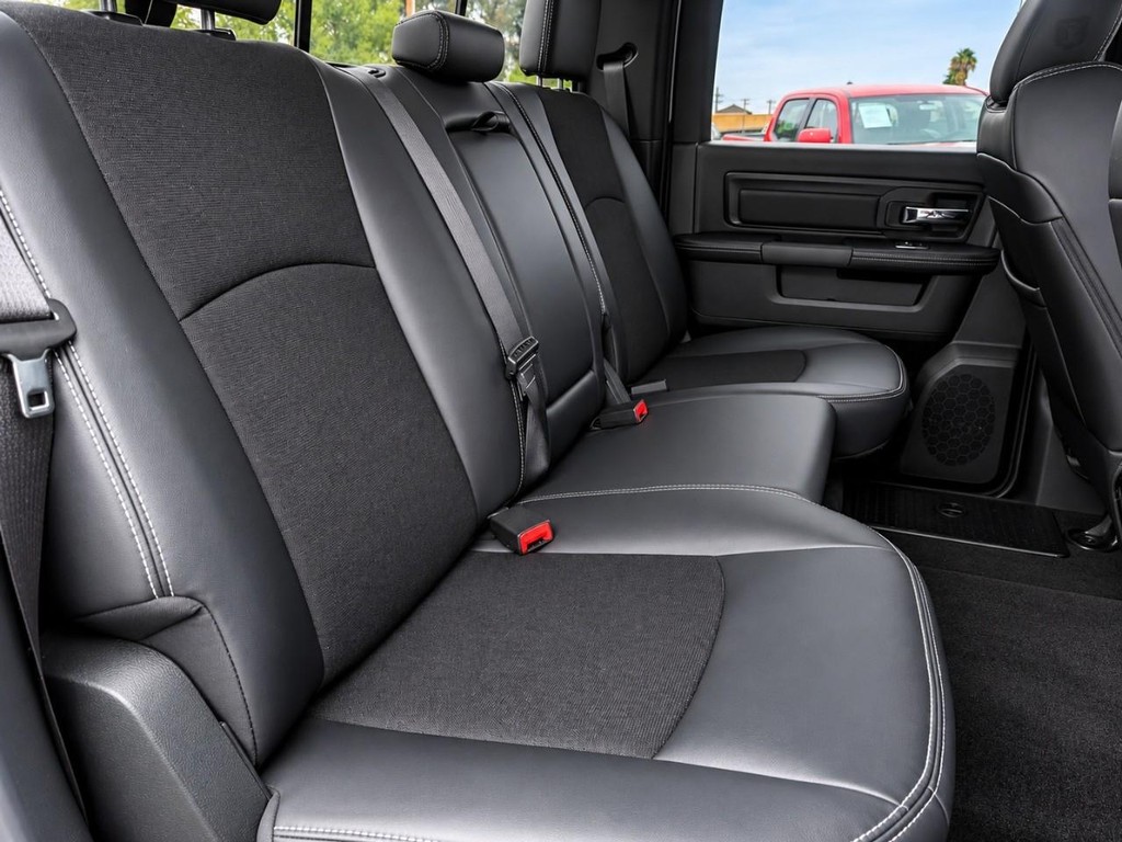 Ram 1500 Vehicle Full-screen Gallery Image 24