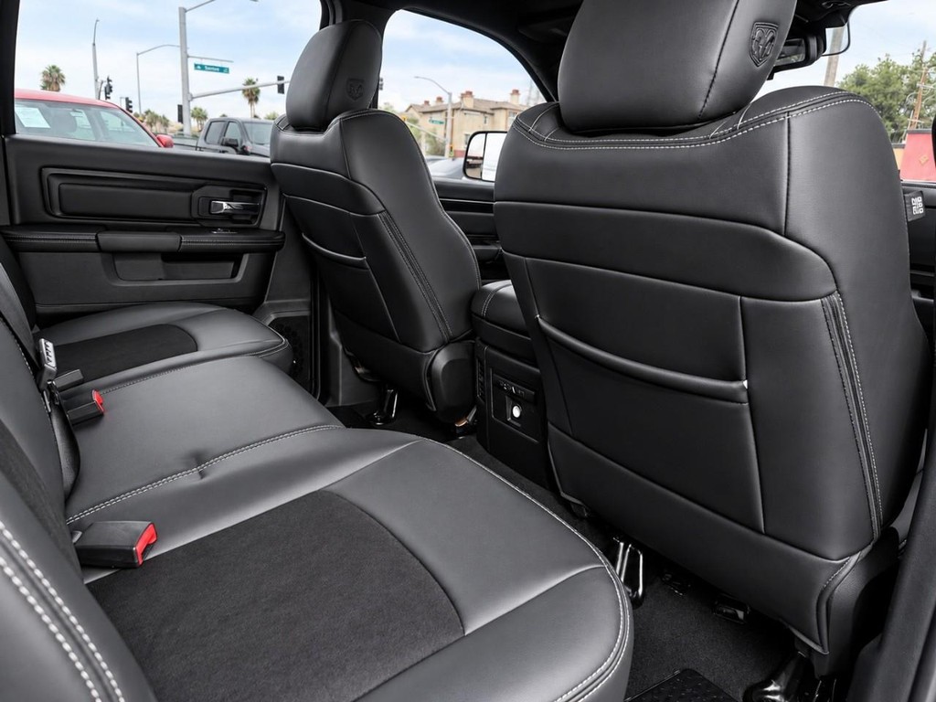 Ram 1500 Vehicle Full-screen Gallery Image 25