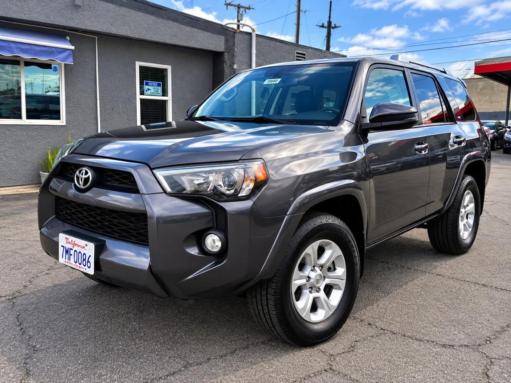 Toyota 4Runner Vehicle Full-screen Gallery Image 2