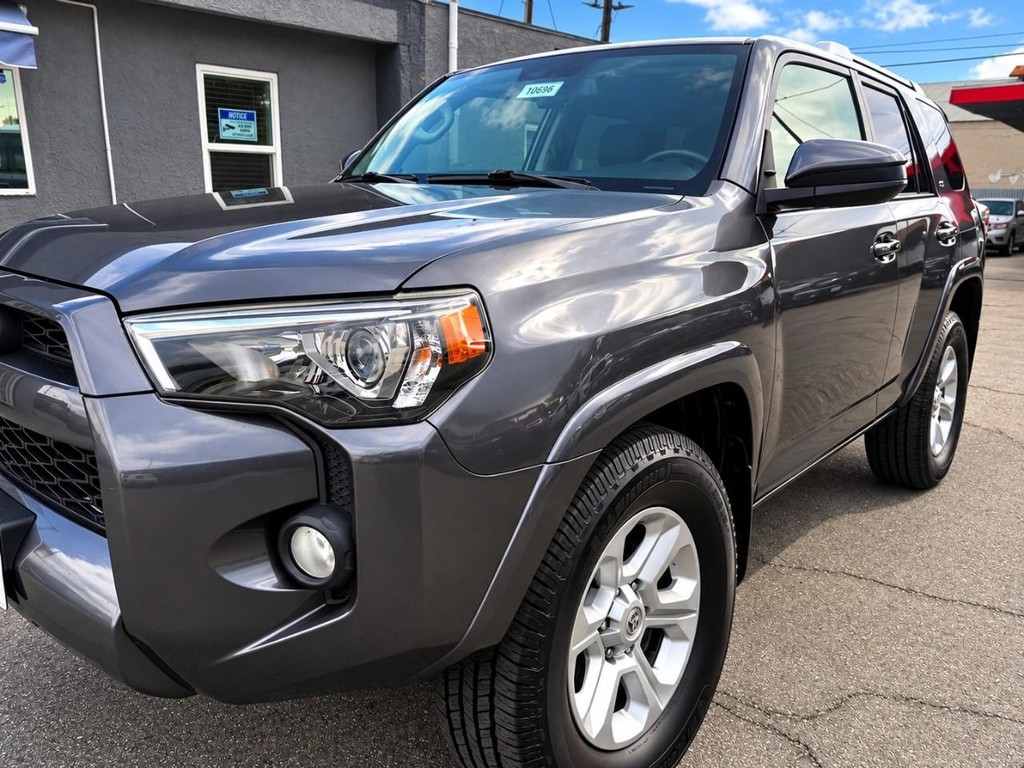 Toyota 4Runner Vehicle Full-screen Gallery Image 3