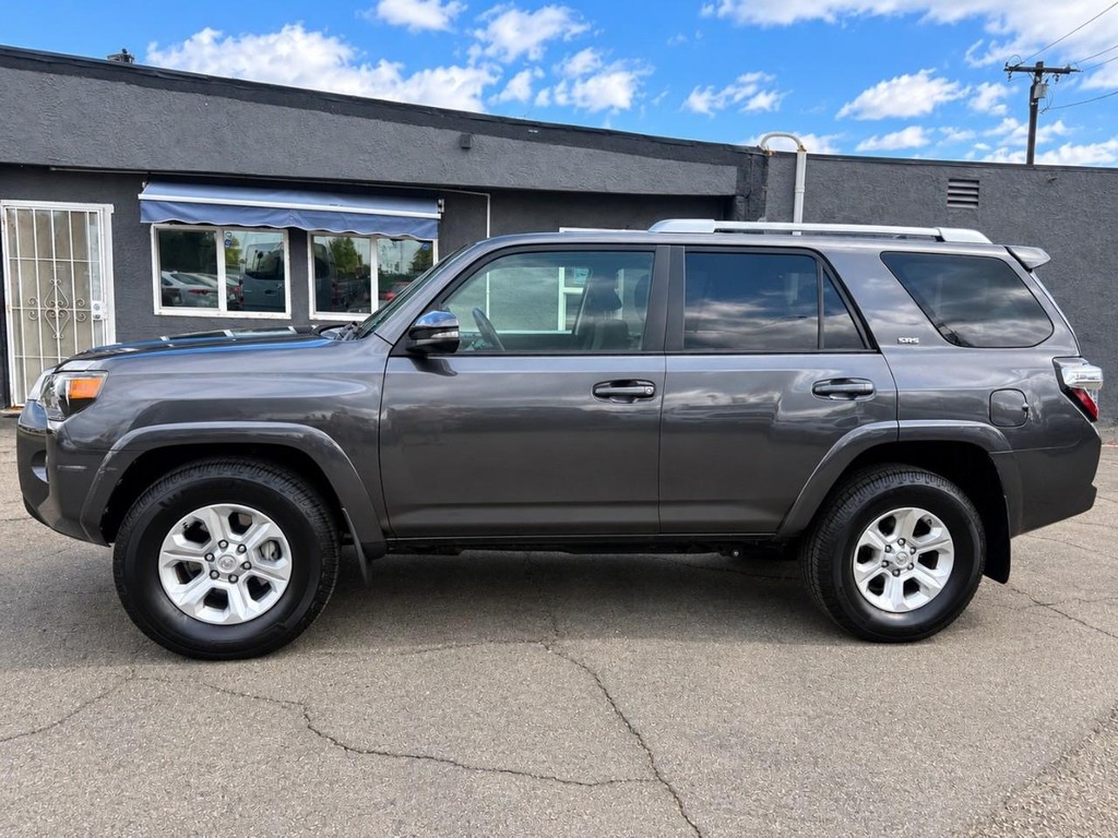 Toyota 4Runner Vehicle Full-screen Gallery Image 4