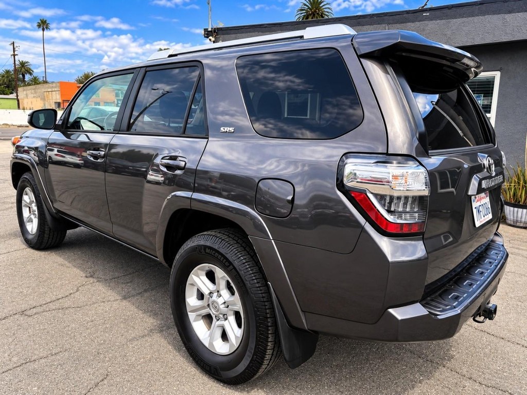 Toyota 4Runner Vehicle Full-screen Gallery Image 5