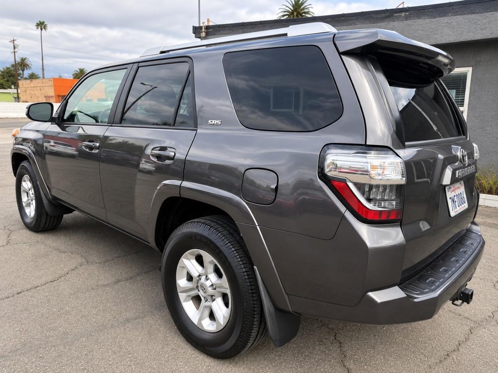 Toyota 4Runner Vehicle Full-screen Gallery Image 6