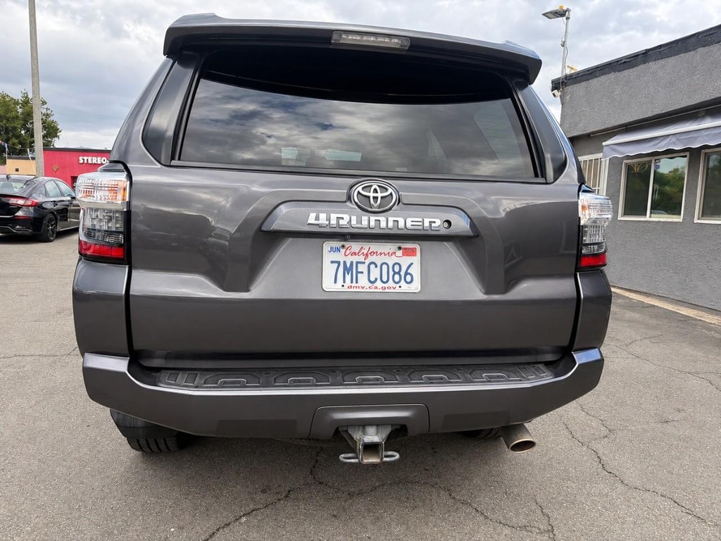 Toyota 4Runner Vehicle Full-screen Gallery Image 7