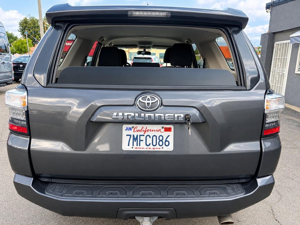 Toyota 4Runner Vehicle Full-screen Gallery Image 8
