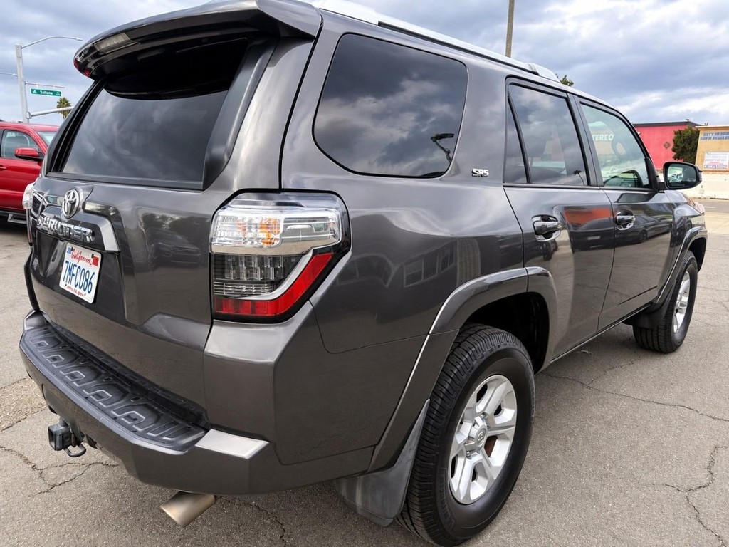 Toyota 4Runner Vehicle Full-screen Gallery Image 9