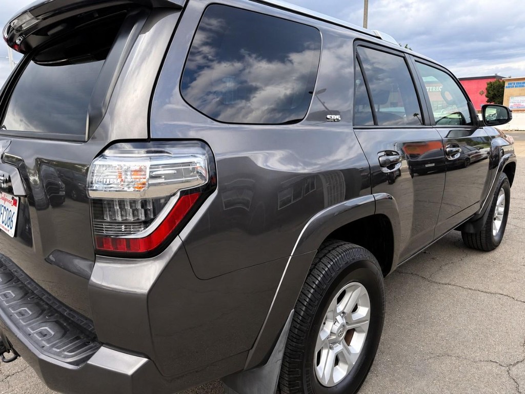 Toyota 4Runner Vehicle Full-screen Gallery Image 10
