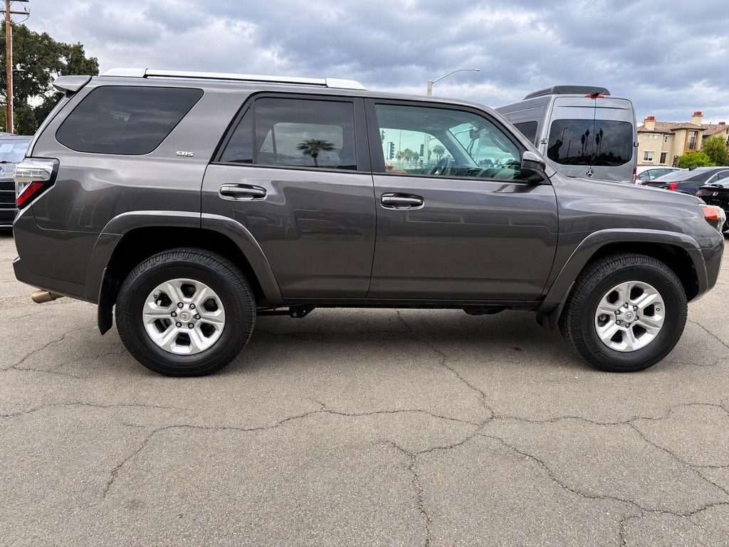 Toyota 4Runner Vehicle Full-screen Gallery Image 11