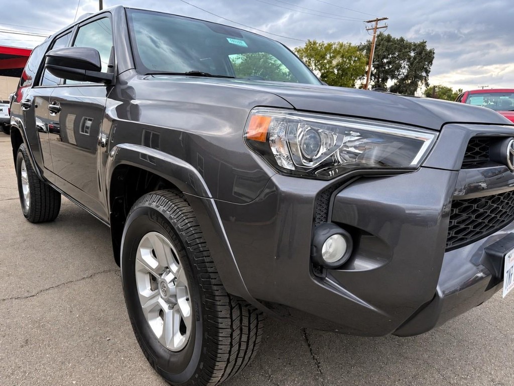 Toyota 4Runner Vehicle Full-screen Gallery Image 12