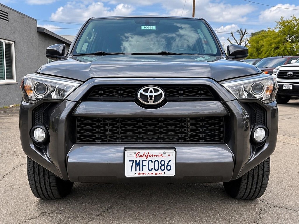 Toyota 4Runner Vehicle Full-screen Gallery Image 13