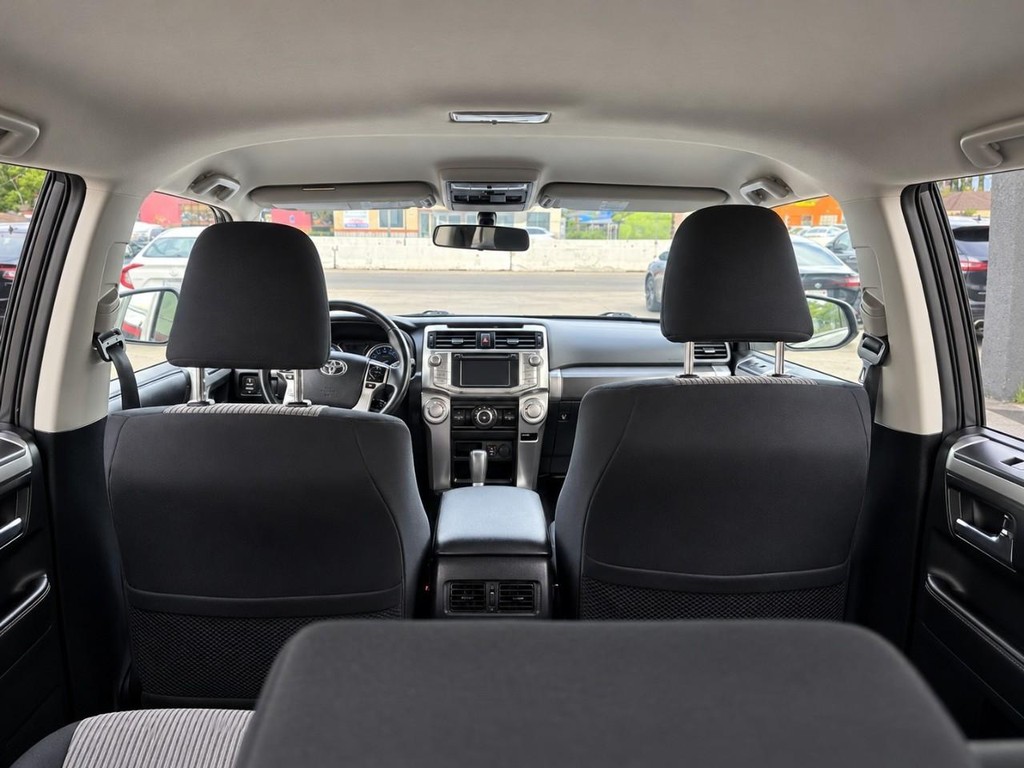 Toyota 4Runner Vehicle Full-screen Gallery Image 14