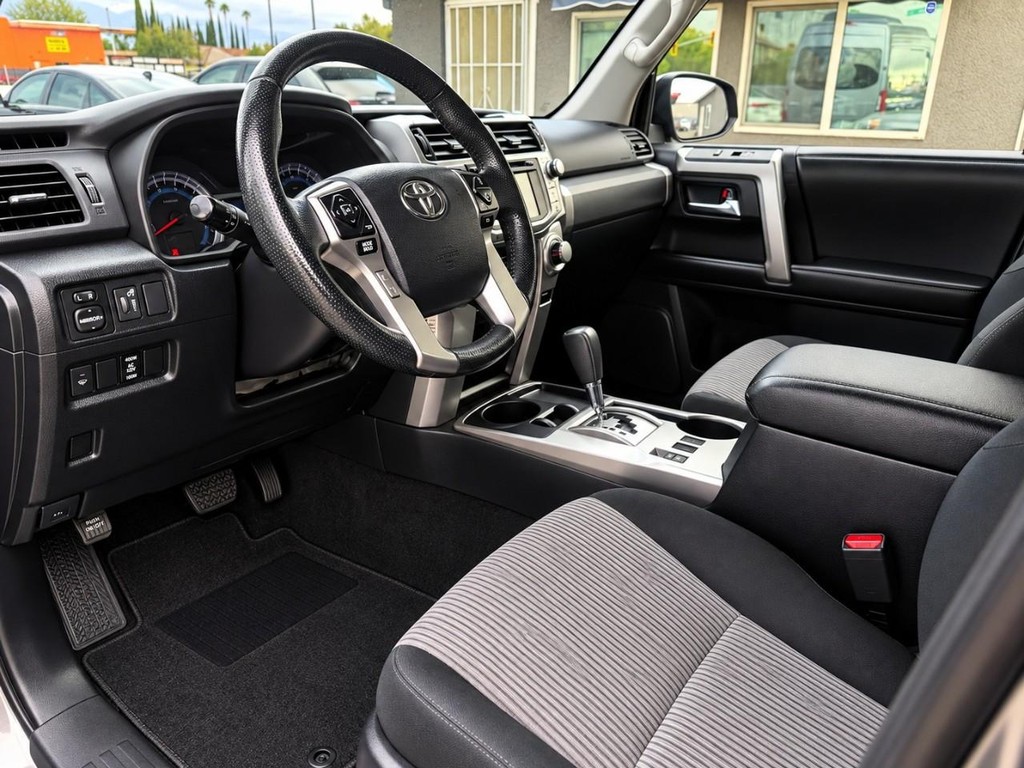 Toyota 4Runner Vehicle Full-screen Gallery Image 15