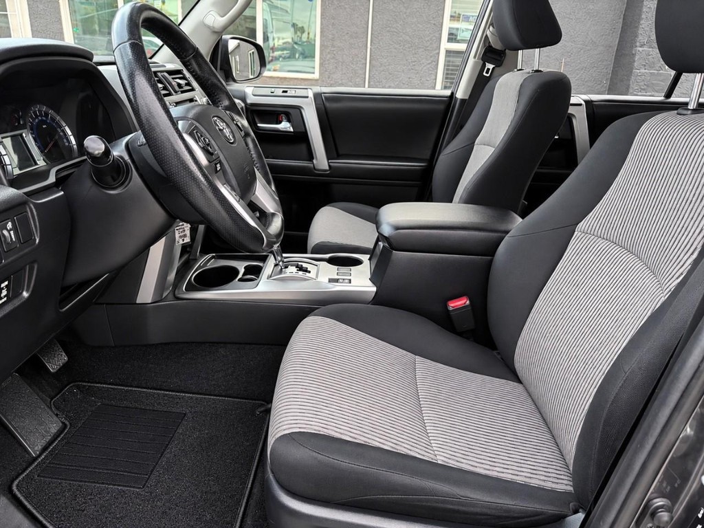 Toyota 4Runner Vehicle Full-screen Gallery Image 16