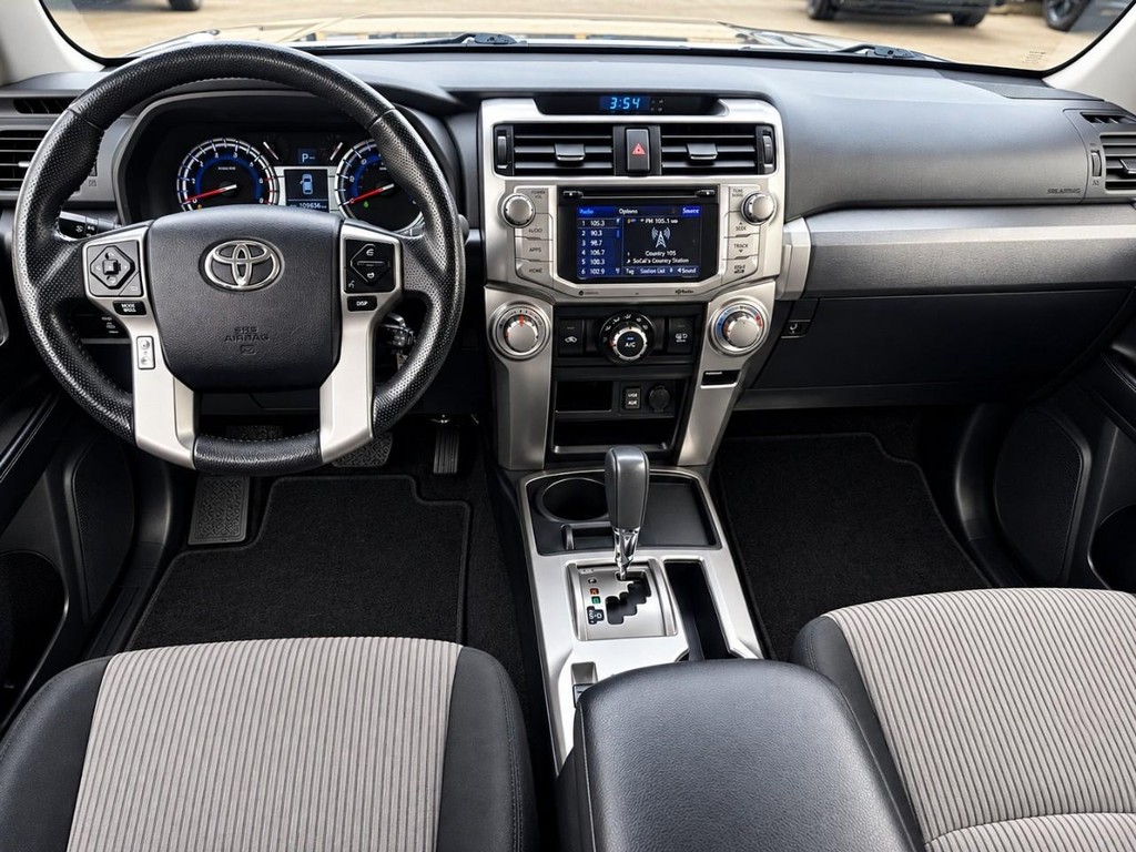Toyota 4Runner Vehicle Full-screen Gallery Image 17