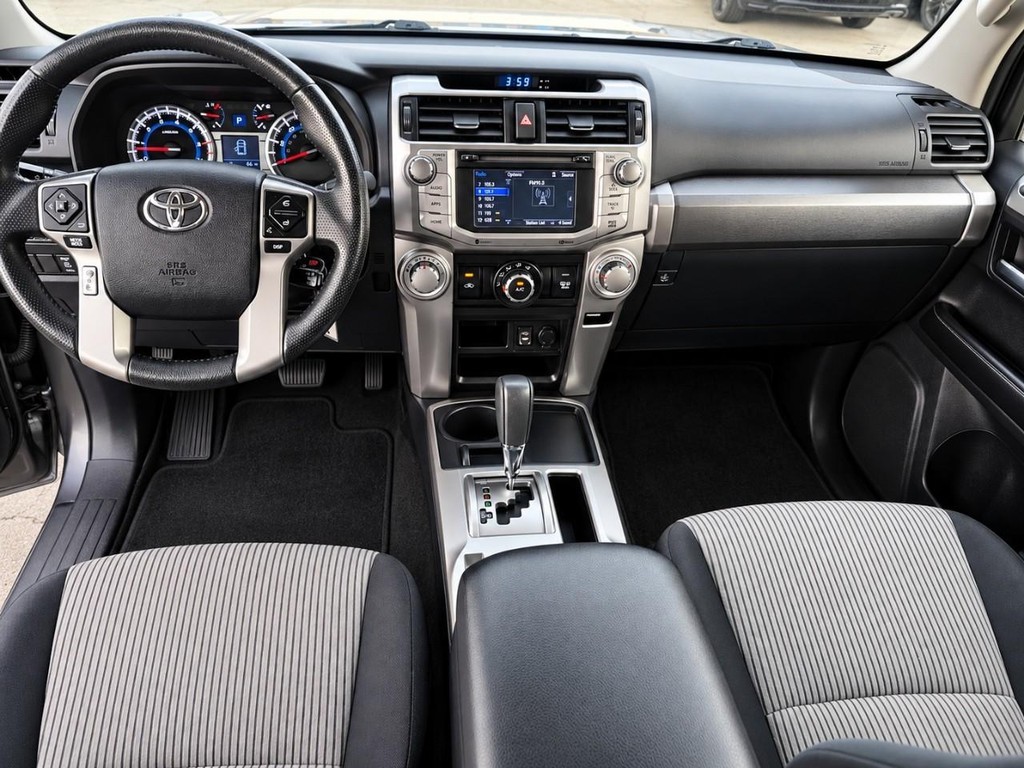 Toyota 4Runner Vehicle Full-screen Gallery Image 18