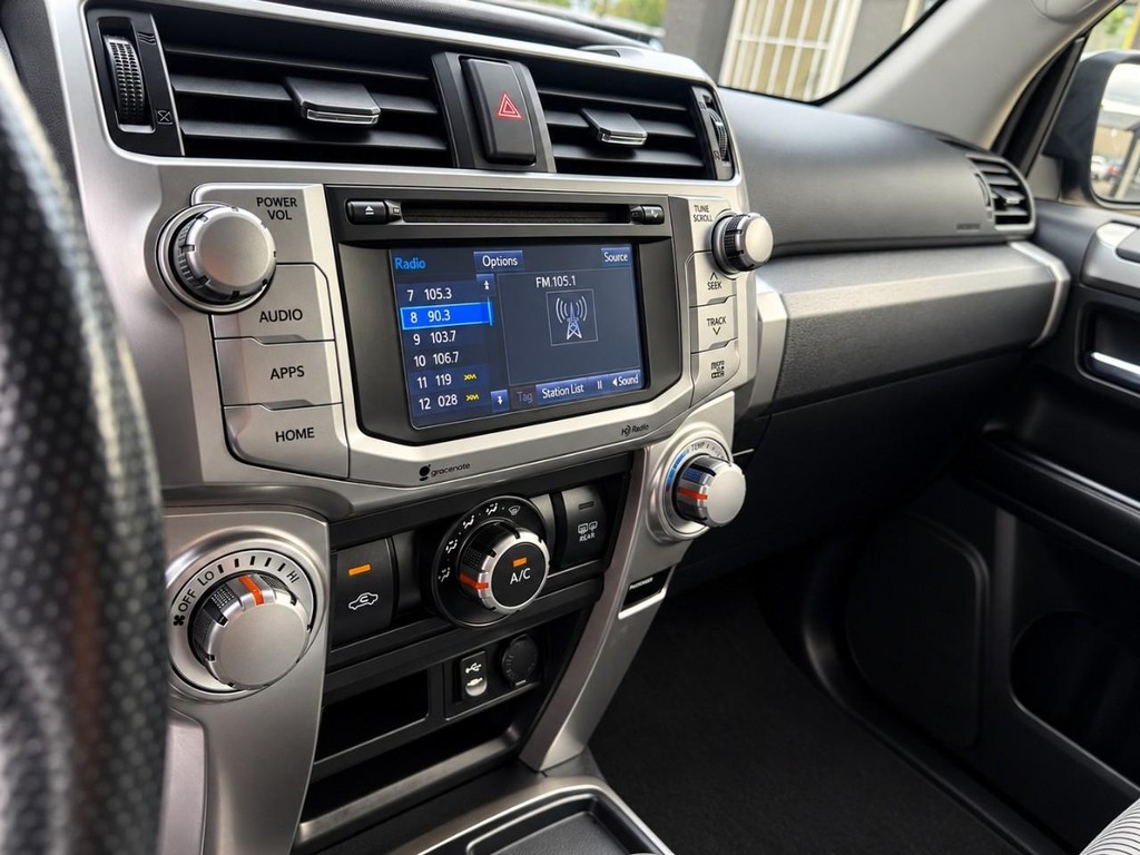 Toyota 4Runner Vehicle Full-screen Gallery Image 20