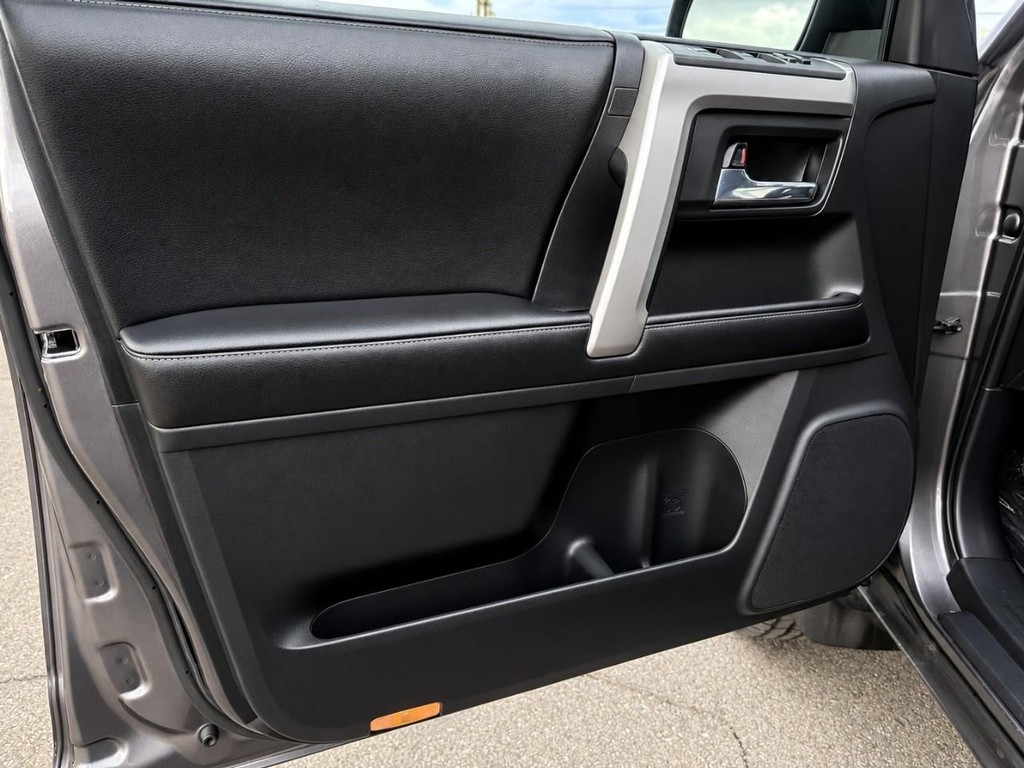 Toyota 4Runner Vehicle Full-screen Gallery Image 21