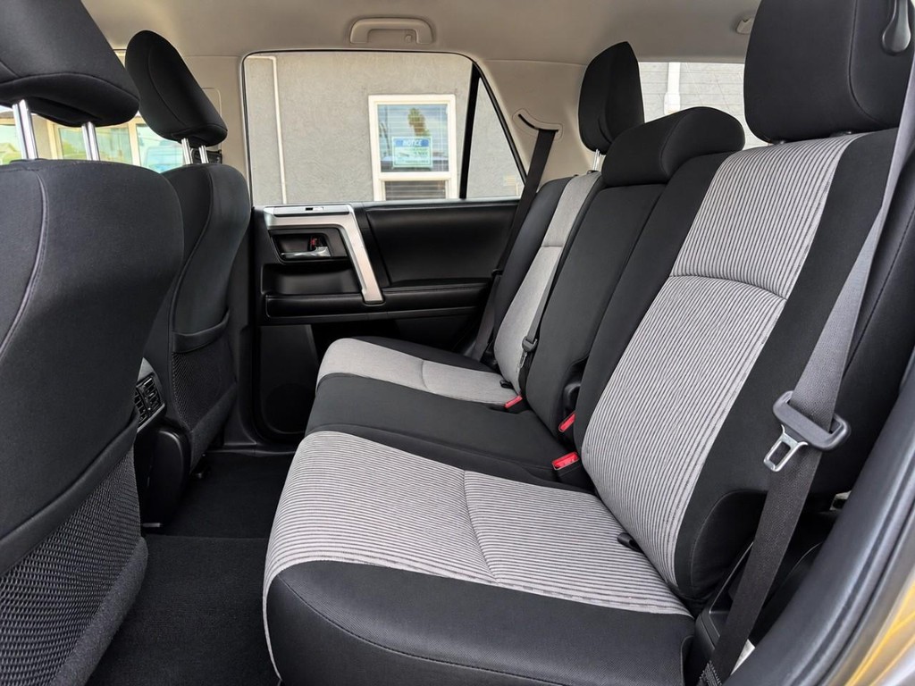Toyota 4Runner Vehicle Full-screen Gallery Image 22