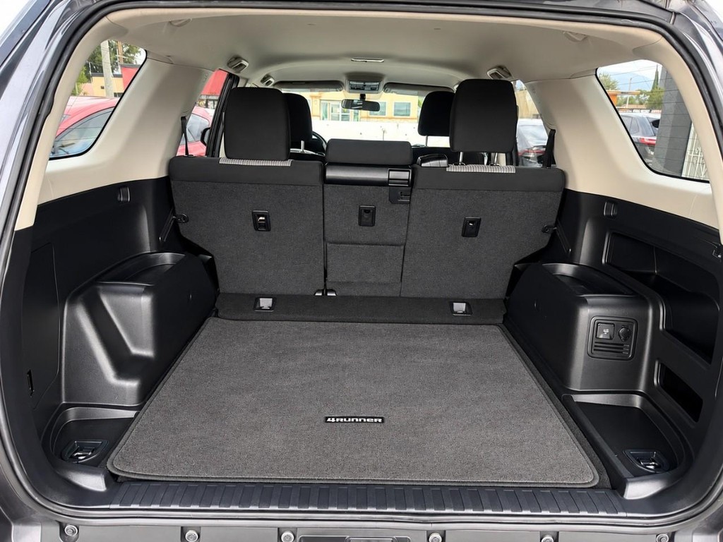 Toyota 4Runner Vehicle Full-screen Gallery Image 23