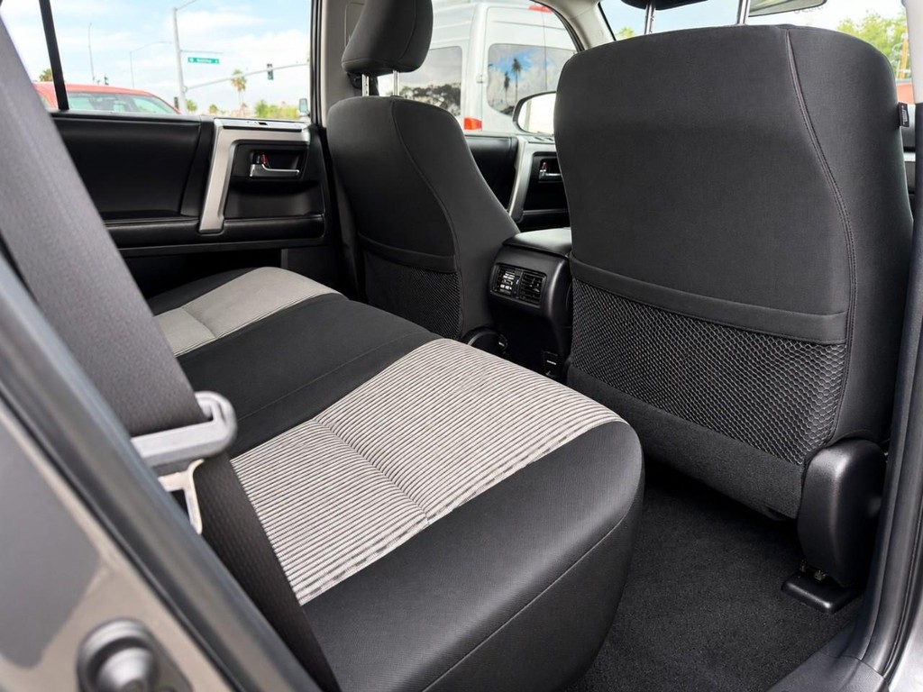Toyota 4Runner Vehicle Full-screen Gallery Image 24