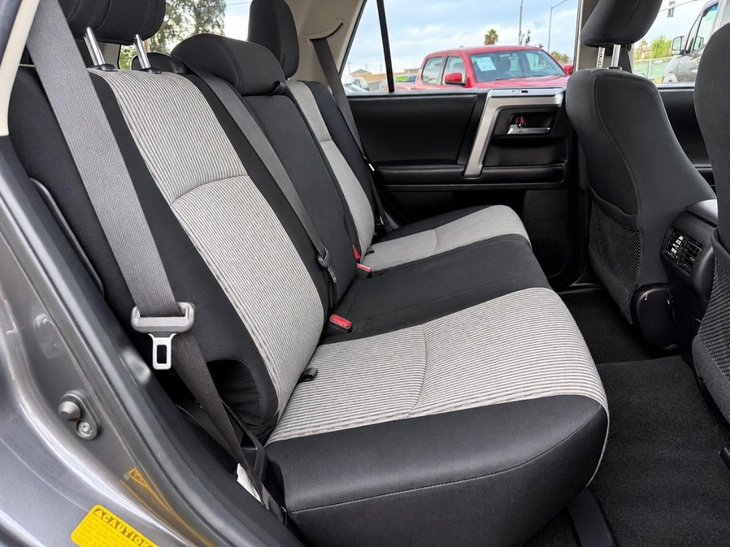 Toyota 4Runner Vehicle Full-screen Gallery Image 25