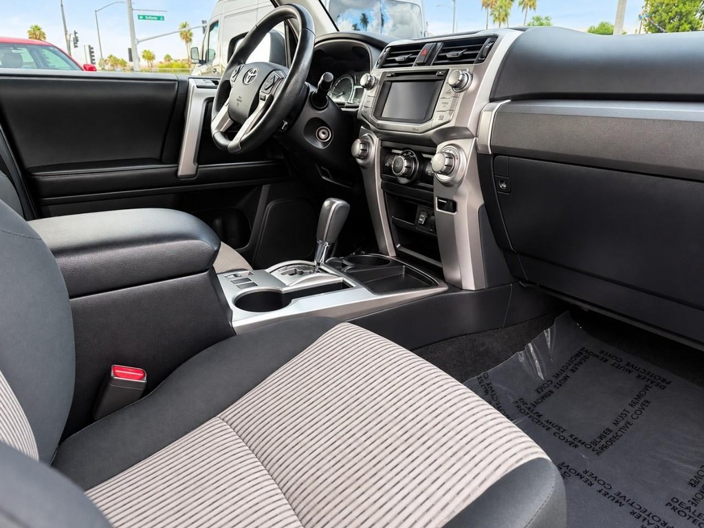 Toyota 4Runner Vehicle Full-screen Gallery Image 26
