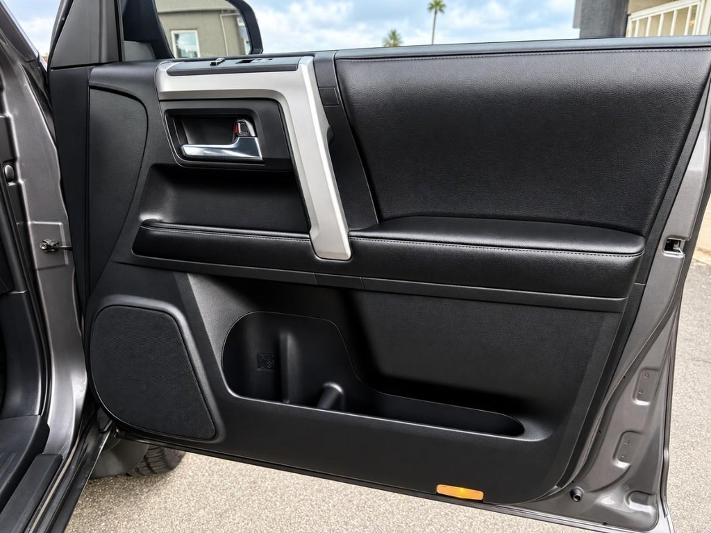 Toyota 4Runner Vehicle Full-screen Gallery Image 27
