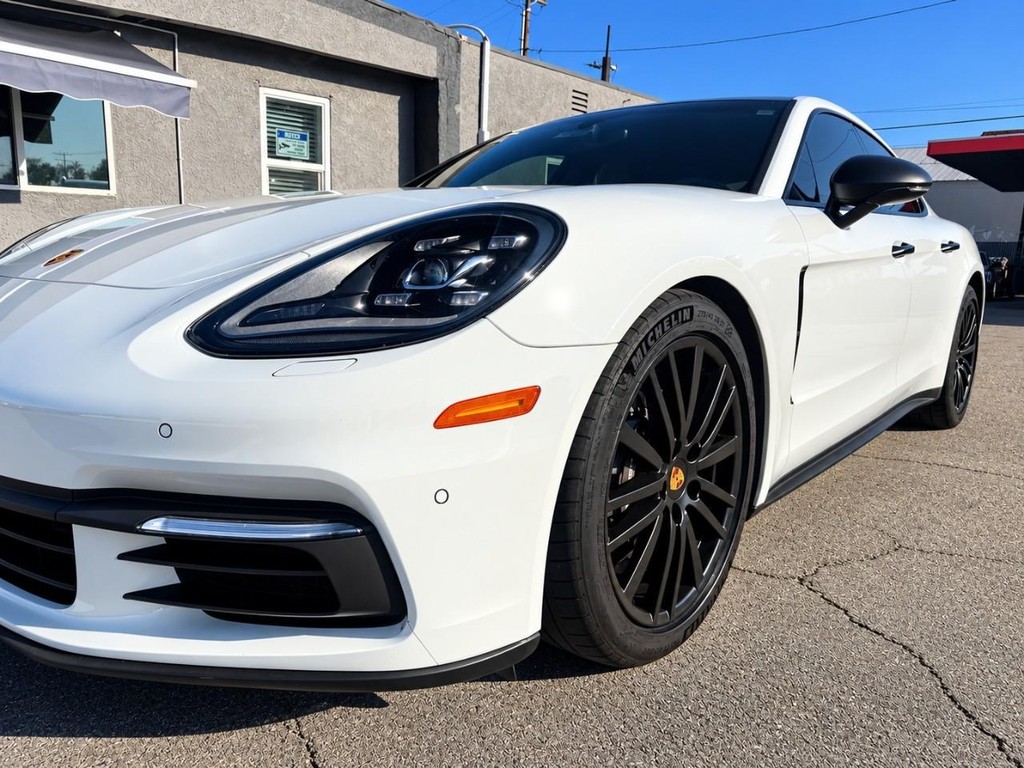 Porsche Panamera Vehicle Full-screen Gallery Image 3