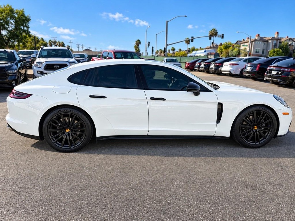 Porsche Panamera Vehicle Full-screen Gallery Image 9