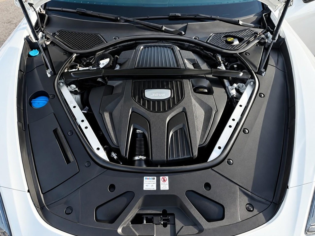 Porsche Panamera Vehicle Full-screen Gallery Image 13