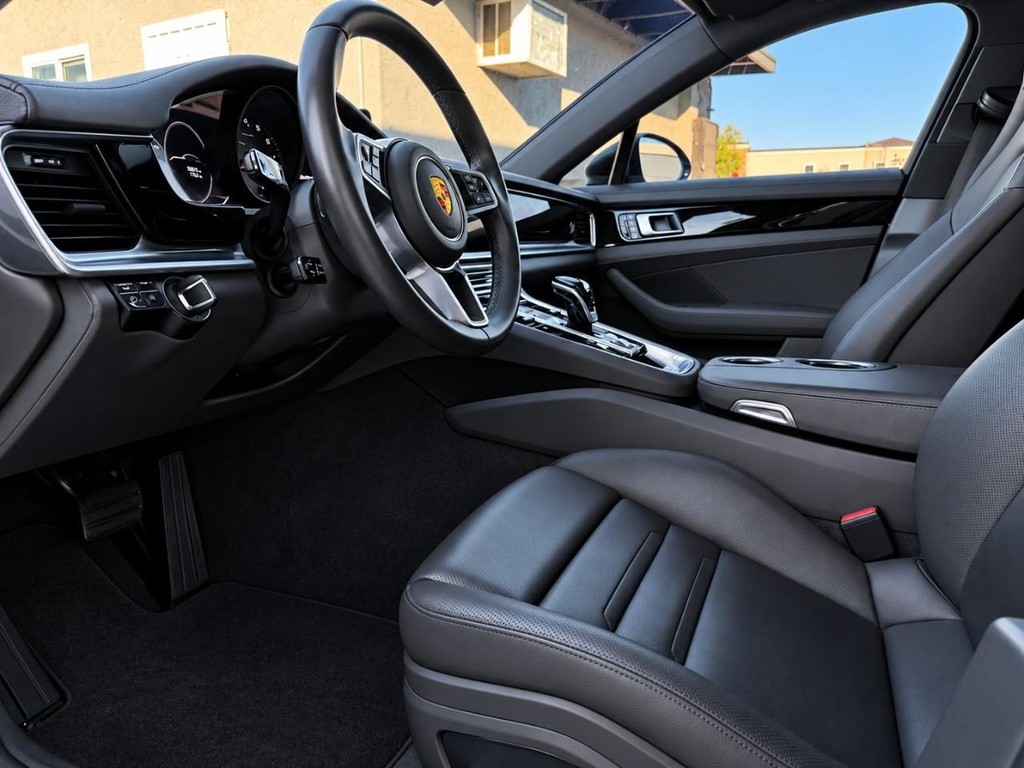 Porsche Panamera Vehicle Full-screen Gallery Image 15