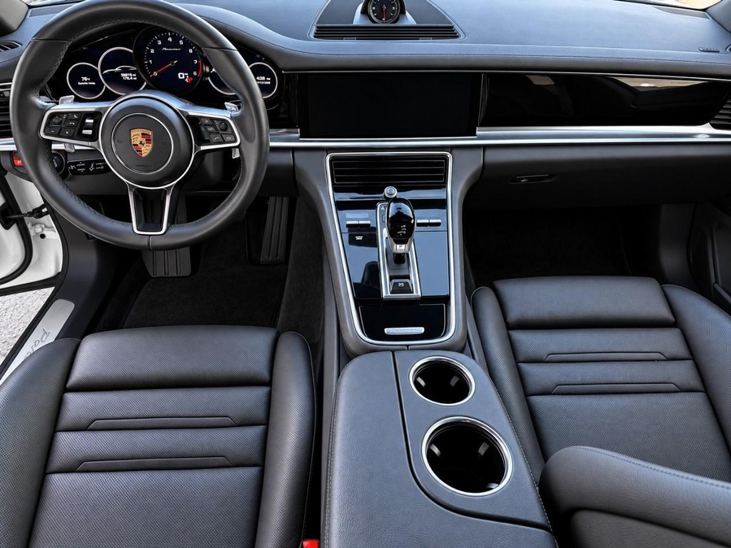Porsche Panamera Vehicle Full-screen Gallery Image 16