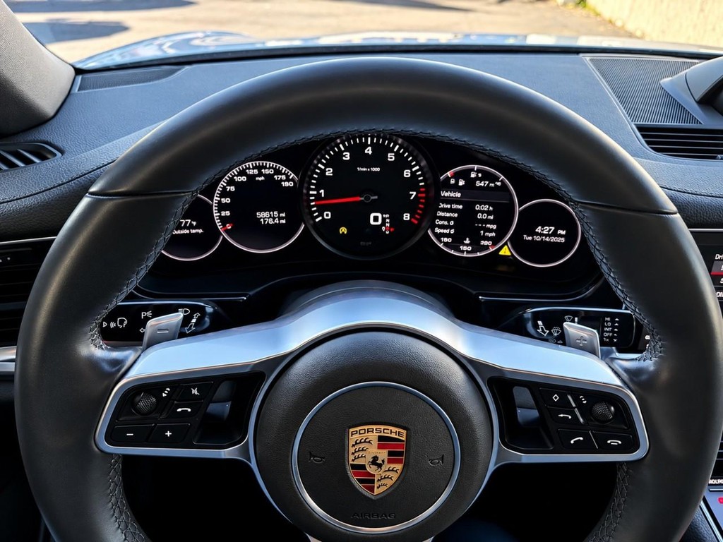 Porsche Panamera Vehicle Full-screen Gallery Image 17