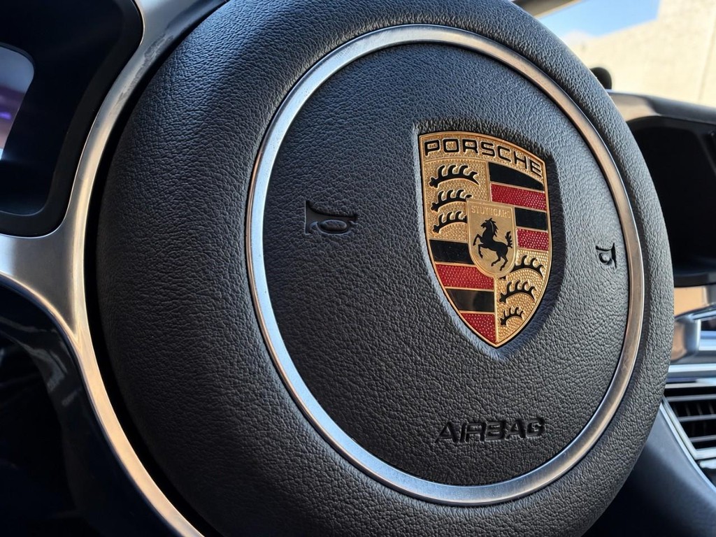 Porsche Panamera Vehicle Full-screen Gallery Image 18