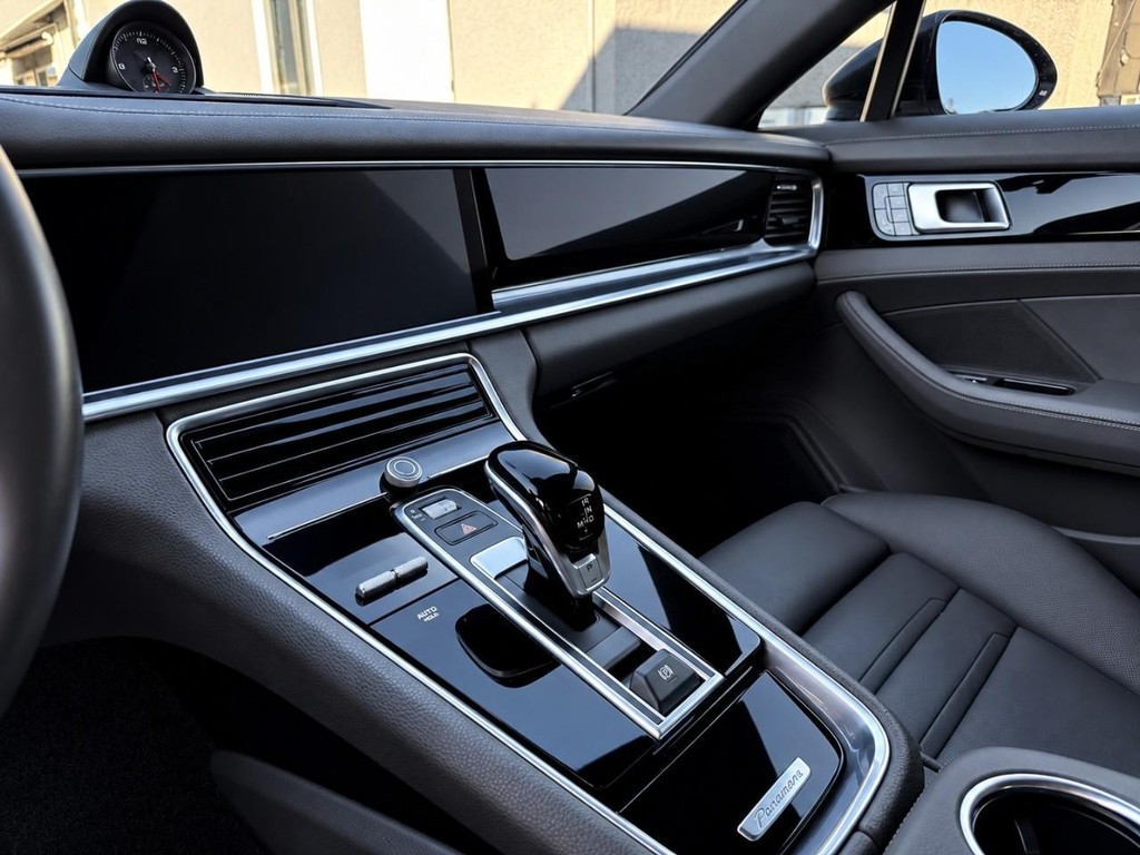 Porsche Panamera Vehicle Full-screen Gallery Image 19