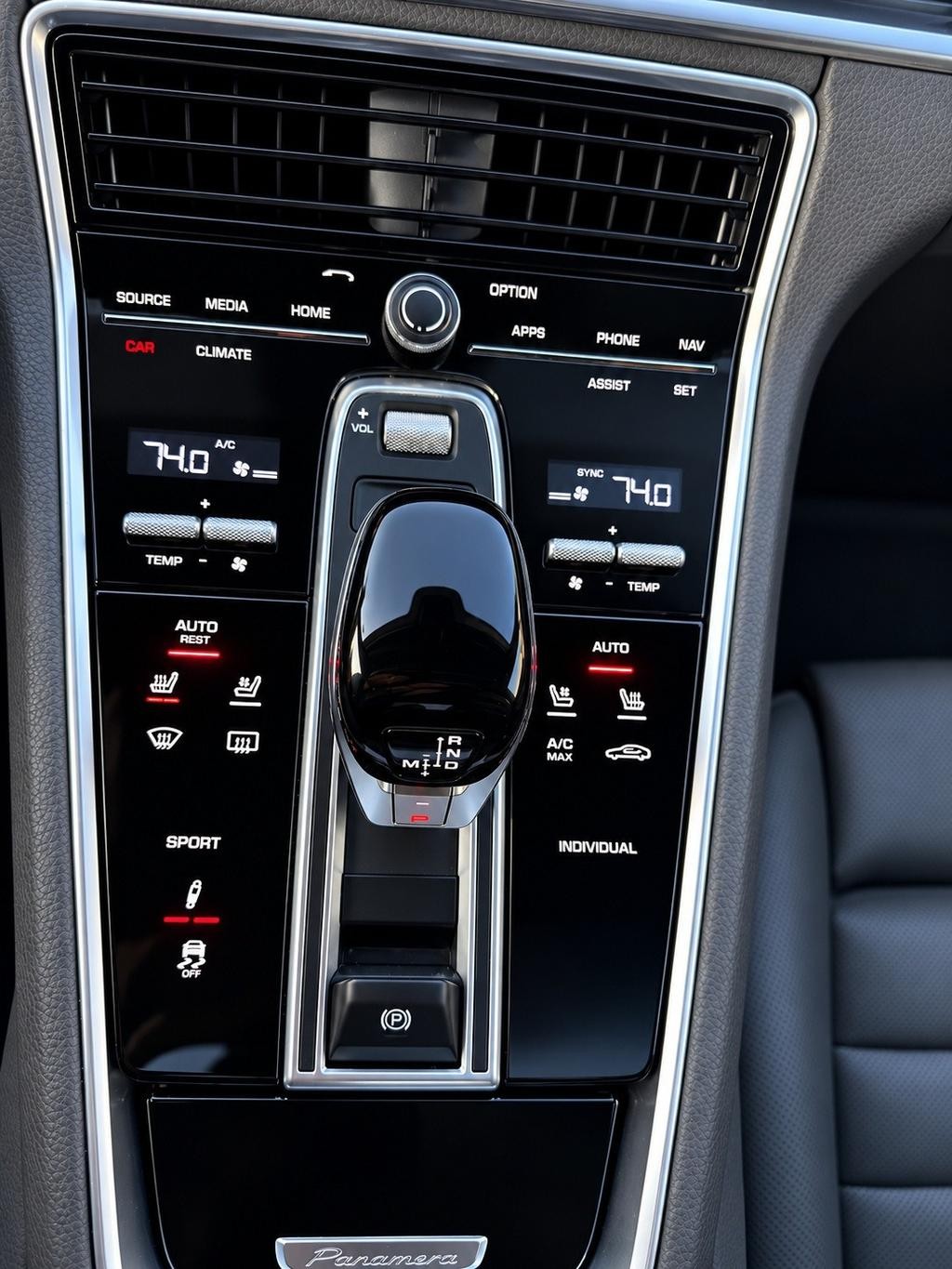 Porsche Panamera Vehicle Full-screen Gallery Image 20