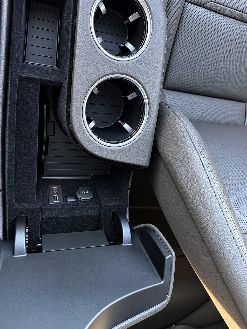 Porsche Panamera Vehicle Full-screen Gallery Image 21
