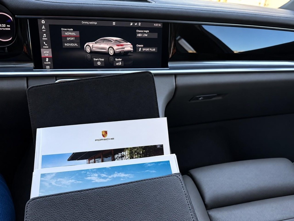 Porsche Panamera Vehicle Full-screen Gallery Image 22