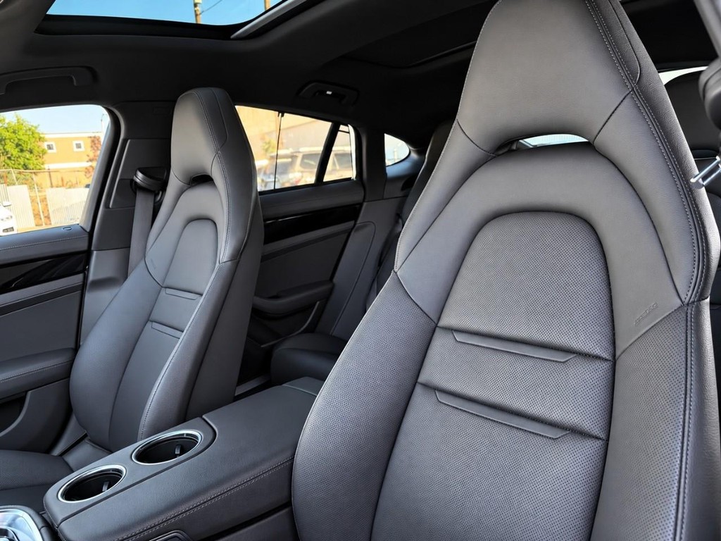 Porsche Panamera Vehicle Full-screen Gallery Image 23
